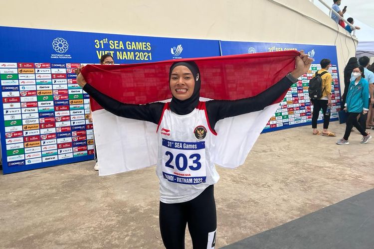 Ekspresi atlet lari Indonesia Agustina Manik Mardika setelah mempersembahkan medali perak SEA Games 2021.