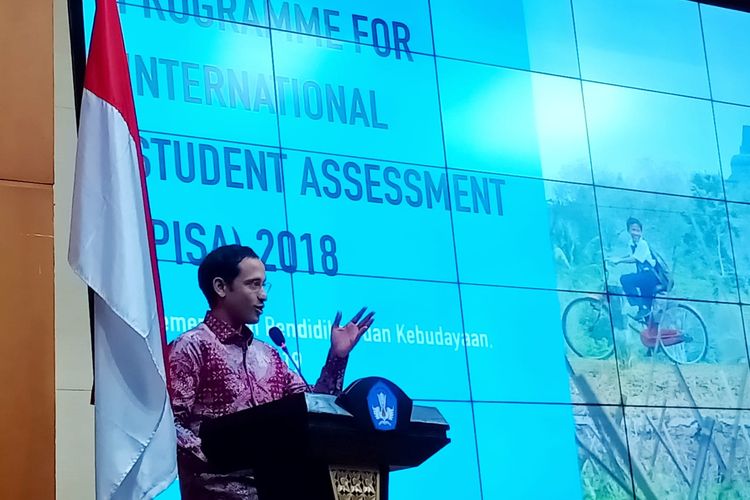Mendikbud Nadiem Makarim dalam sambutan serah terima hasil PISA 2018 untuk Indonesia yang diberikan Yuri Belfali (Head of Early Childhood and Schools OECD) kepada di Gedung Kemendikbud Jakarta, Selasa (3/12/2019).