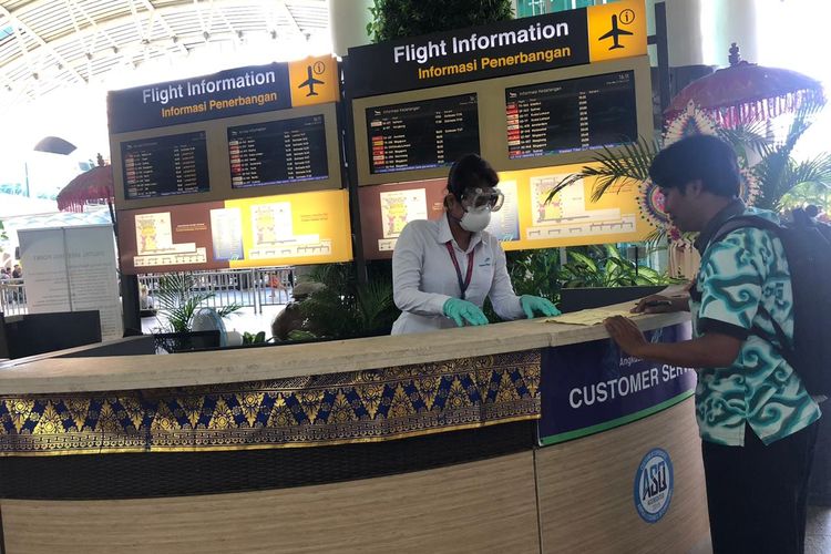 Petugas Bandara I Gusti Ngurah Rai Gunakan APD Selama Bertugas untuk mencegah penyebaran Coronavirus
