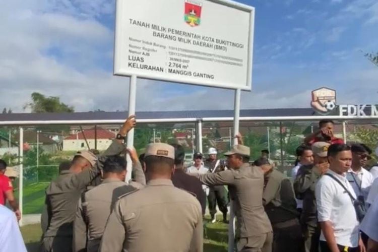 Satpol PP Bukittinggi Panjat Pagar Pasang Plang Aset Pemkot di Kampus Fort de Kock, Mahasiswa Histeris