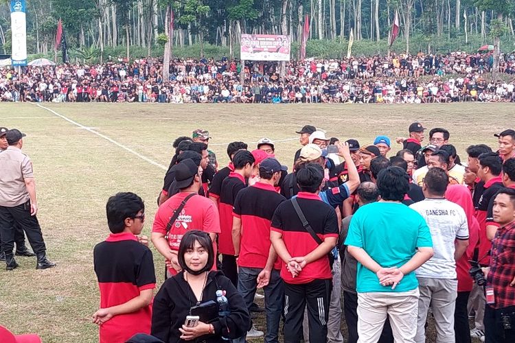 Bupati Semarang Ngesti Nugraha saat mediasi dalam kericuhan pertandingan sepak bola Bener Bersatu Cup