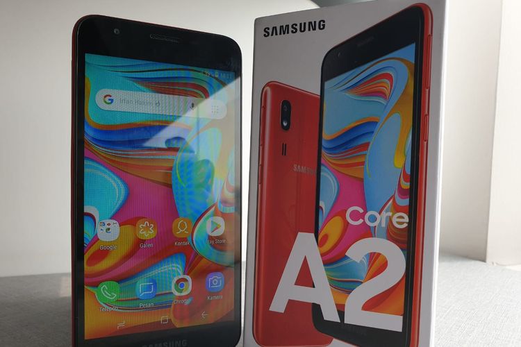 Unit ponsel Galaxy A2 Core dan kotak kemasan.