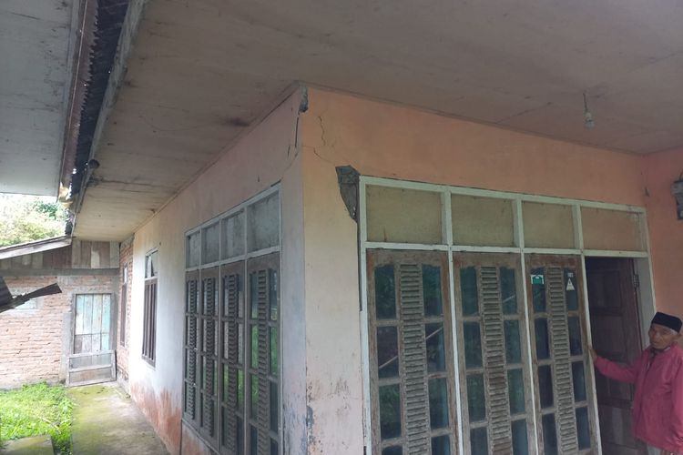 Diguncang 2 Kali dalam 3 Menit, Rumah Warga Retak akibat Gempa Beruntun di Padang Panjang