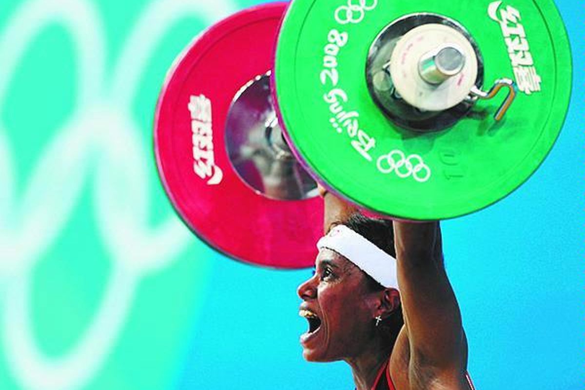 Lifter Lisa Rumbewas, mengangkat beban pada pertandingan angkat besi kelas 53 kilogram di Olimpiade Beijing 2008. Angkat besi Indonesia menyumbang dua medali perunggu di olimpiade.  