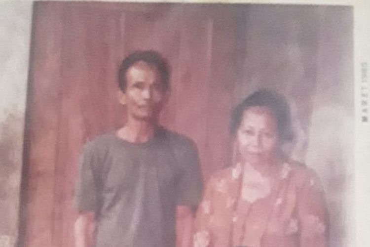 Mbah Karso bersama istrinya