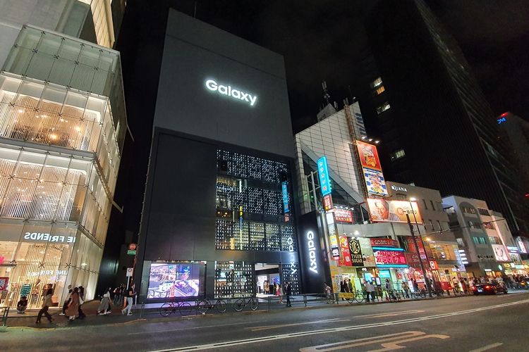 Galaxy Store di Harajuku, Jepang, dihiasi dengan 1.000 layar ponsel Samsung yang menyala secara bergantian. 