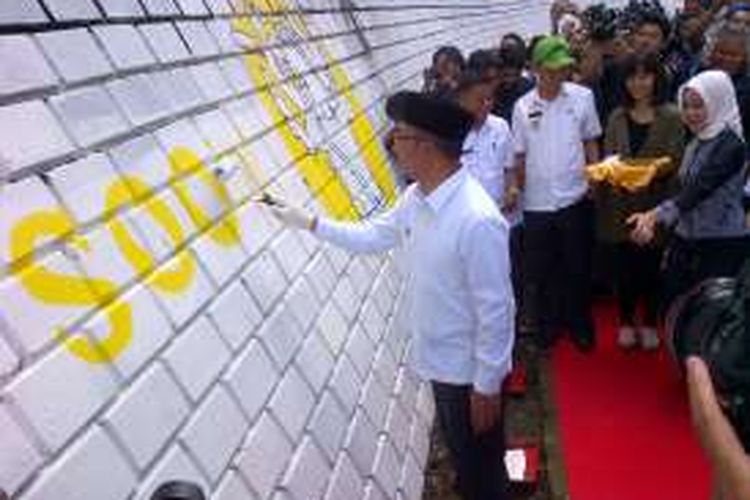 Wali Kota Bandung Ridwan Kamil saat mengecat tembok di Jalan Babakan Siliwangi sebagai tanda pembukaan pembuatan lukisan mural sepanjang 476 meter, Selasa (13/9/2016). KOMPAS.com/DENDI RAMDHANI 