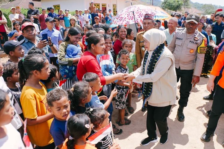 Kunjungi Lamba Leda NTT, Khofifah Janji Kirim Alat Tulis dan Beras untuk Korban Gempa