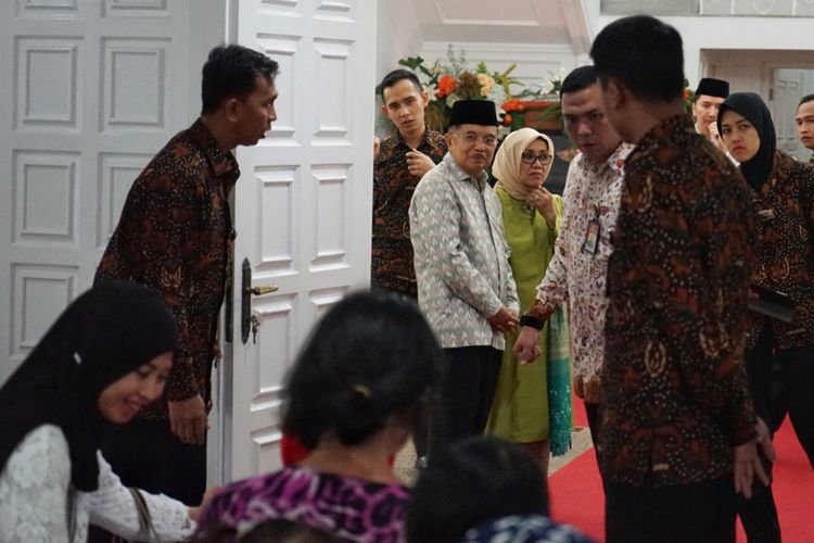 Wakil Presiden Jusuf Kalla bersilaturahim dengan warga, di rumah dinas wapres, Jalan Diponegoro, Menteng, Jakarta Pusat, Jumat (15/6/2018).