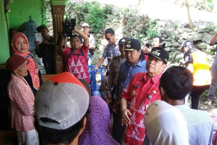 Bupati Semarang Mundjirin meninjau lokasi bencana tanah bergerak dan tempat pengungsian warga di Dusun Bendo, Desa Kandangan, Kecamatan Bawen, Rabu (24/1/2018) siang.