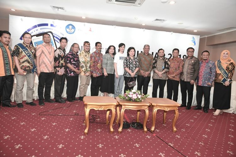 Kementerian Pendidikan dan Kebudayaan (Kemendikbud) melalui Pusat Teknologi Informasi dan Komunikasi Pendidikan dan Kebudayaan (Pustekkom) memberikan penghargaan kepada 16 kepala daerah pada malam Anugerah KIHAJAR, di Balai Kartini, Jakarta, Kamis (14/11).