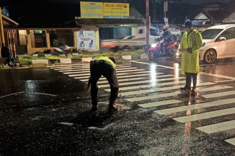 Unit Laka Polres Bantul Melakukan Olah TKP di Lokasi Kecelakaan Melibatkan Mobil yang dikendarai Remaja 14 Tahun di Jalan Majapahit, Banguntapan, Bantul