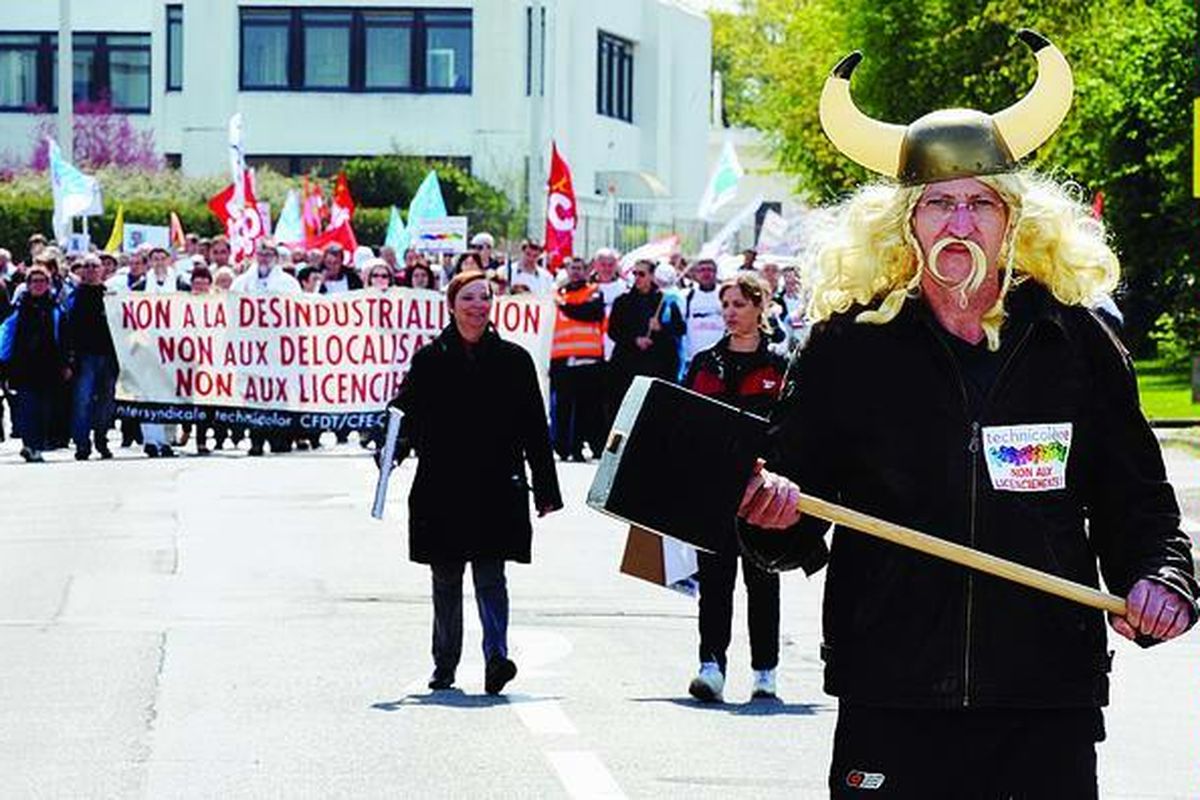 Seorang karyawan Pusat Inovasi dan Riset Technicolor, perusahaan teknologi video digital Perancis, berdandan seperti pejuang Galia saat bersama rekan-rekannya berunjuk rasa di Rennes, Perancis, Selasa (24/4). Mereka memprotes penutupan salah satu pabrik perusahaan tersebut di Angers. Technicolor pada musim panas mendatang berencana menjual pabrik mereka di Angers, yang membuat 350 karyawan terancam kehilangan pekerjaan.