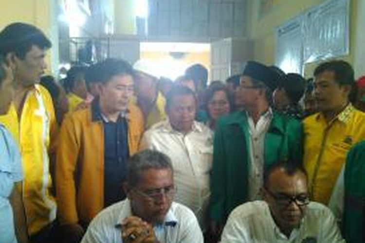 Dua kepegurusan Partai Golkar Pematangsiantar berbeda kubu, mengantarkan pasangan calon walikota-Wakil Walikota Pematangsiantar ke KPU setempat, Selasa (28/7/2015). 