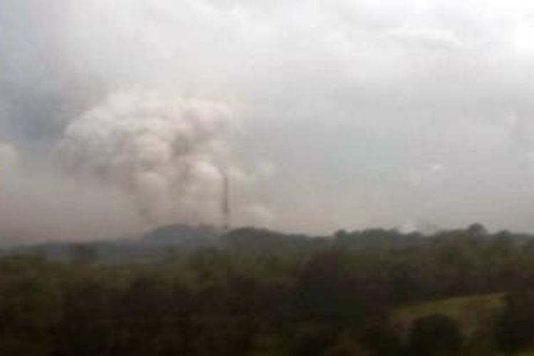 Erupsi sekunder di puncak Gunung Kelud, Selasa (18/2/2014) sore akibat pertemuan air hujan dengan material vulkanik panas. Perubahan fasa cair ke uap dalam waktu sangat cepat menyebabkan letupan disertai gumpalan awan putih yang membumbung.