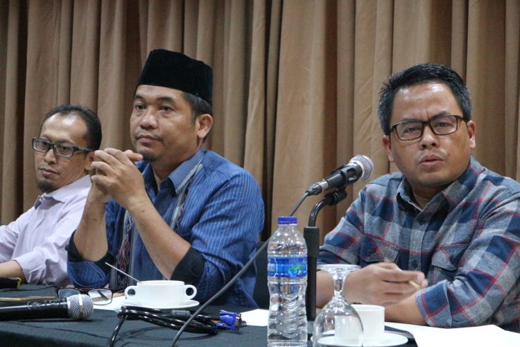 Direktur Eksekutif Lingkar Madani (LIMA) Ray Rangkuti (tengah) ketika ditemui dalam sebuah diskusi di D Hotel, Menteng, Jakarta Pusat, Rabu (8/11/2017).  