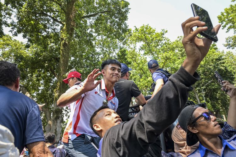 Pembalap Moto3 dari Honda Team Asia Mario Aji (tengah) berswafoto dengan warga saat mengikuti parade pembalap di Jalan Langko, Mataram, NTB, Rabu (11/10/2023). Parade digelar untuk memeriahkan Pertamina Grand Prix Of Indonesia 2023 seri ke 16 yang akan diselenggarakan di Sirkuit Mandalika pada 13-15 Oktober 2023. ANTARA FOTO/Ahmad Subaidi/hp.