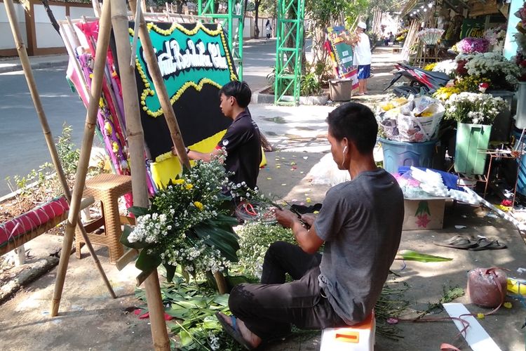 Pedagang bunga di kios bunga Rawajati, Jakarta Selatan kebanjiran pesanan dihari wafatnya BJ Habibie, Kamis (12/9/2019)