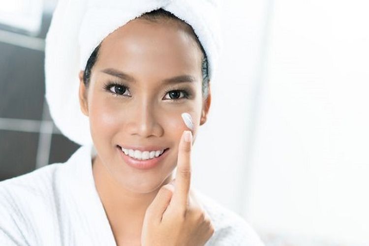 Ilustrasi penggunaan skincare. 