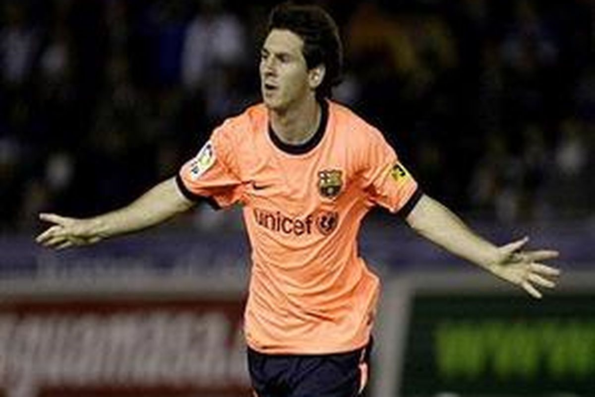 Pemains sayap Barcelona, Lionel Messi, merayakan golnya ke gawang Tenerife, dalam lanjutan Divisi Primera, Minggu 10/1/2010.