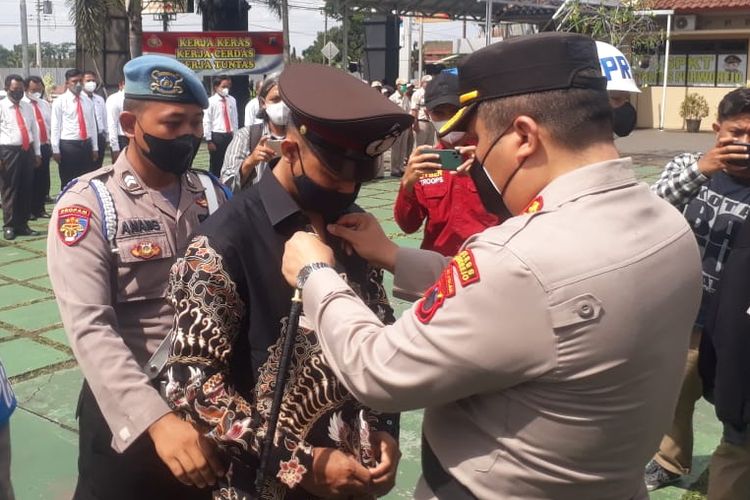 Oknum anggota Kepolisian Polres Purworejo yang bertugas di Polsek Loano atas nama Aipda AL (inisial) tertunduk lesu saat diberhentikan dengan tidak hormat