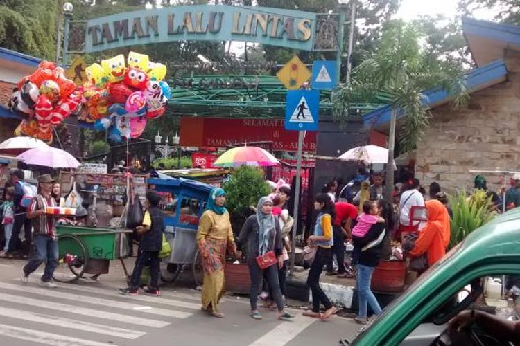 Suasana Taman Lalu Lintas Bandung pada hari kedua Lebaran, Selasa (29/7/2014).