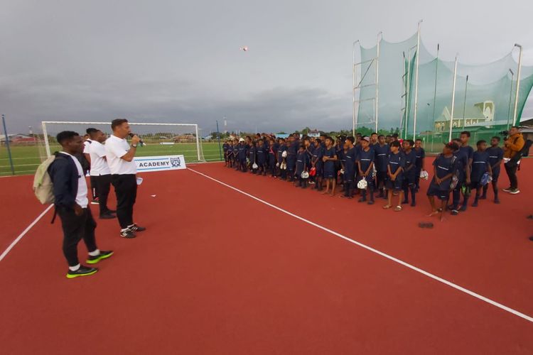 Wolfgang Pikal memimpin Ajang Papua Football Academy Cari Bakat di lapangan sepak bola Universitas Musamus, Merauke, Kabupaten Merauke pada Sabtu-Minggu (18-19 Juni 2022).