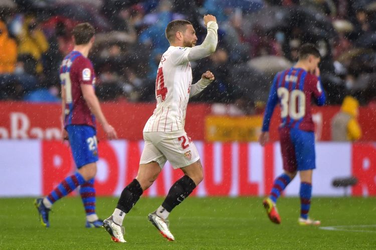 Gelandang Sevilla Papu Gomez berselebrasi usai mencetak gol pembuka pada pertandingan La Liga Spanyol antara Sevilla vs Barcelona di Stadion Ramon Sanchez Pizjuan di Sevilla pada 21 Desember 2021.