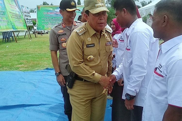 Foto Bupati Rohul, Sukiman, yang membawa senjata air softgun saat menghadiri acara terkait pencegahan karhutla di Kecamatan Bonai Darussalam, Kabupaten Rohul, Riau, Rabu (6/11/2019).