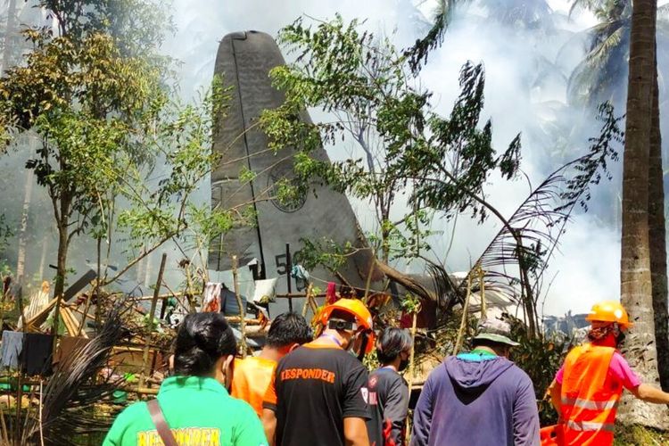 Dalam foto ini dirilis oleh Satuan Tugas Gabungan - Sulu, tim penyelamat mencari mayat dari lokasi jatuhnya pesawat C-130 militer Filipina di kota Patikul, provinsi Sulu, selatan Filipina pada Minggu, 4 Juli 2021.
