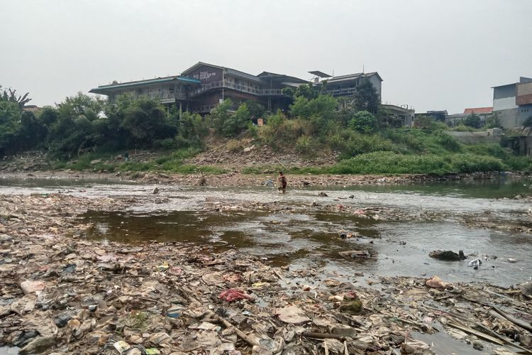 Debit Air Kali Bekasi Menyusut, Bau Limbah dan Tumpukan Sampah Muncul ke Permukaan