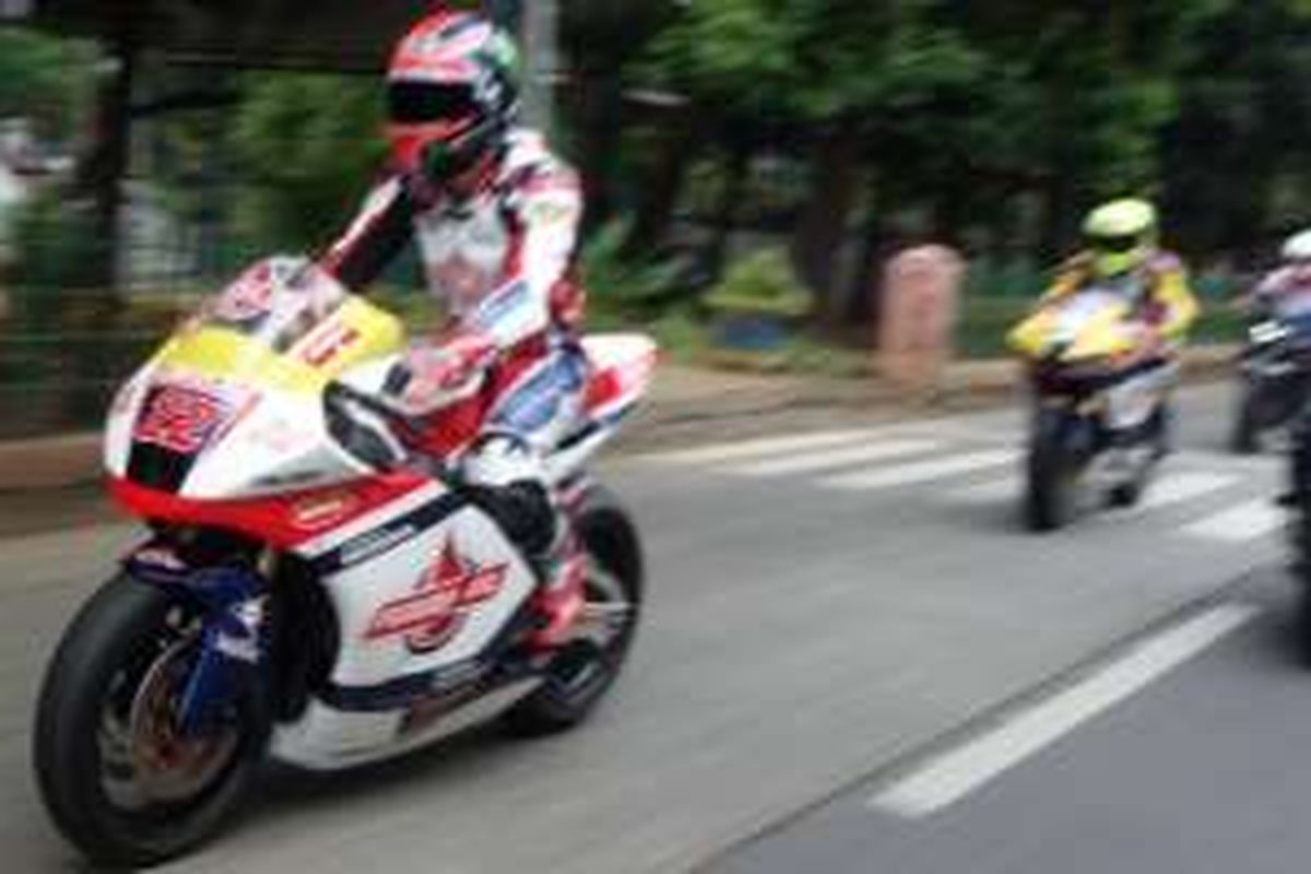Pebalap Federal Oil Gresini Moto2 Sam Lowes riding di Jakarta
