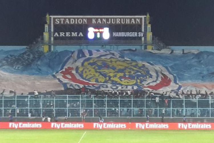 Dukungan yang diberikan Aremania terhadap tim kesayangannya, Arema, pada laga melawan Hamburg SV di Stadion Kanjuruhan, Malang, Senin (6/1/2014).