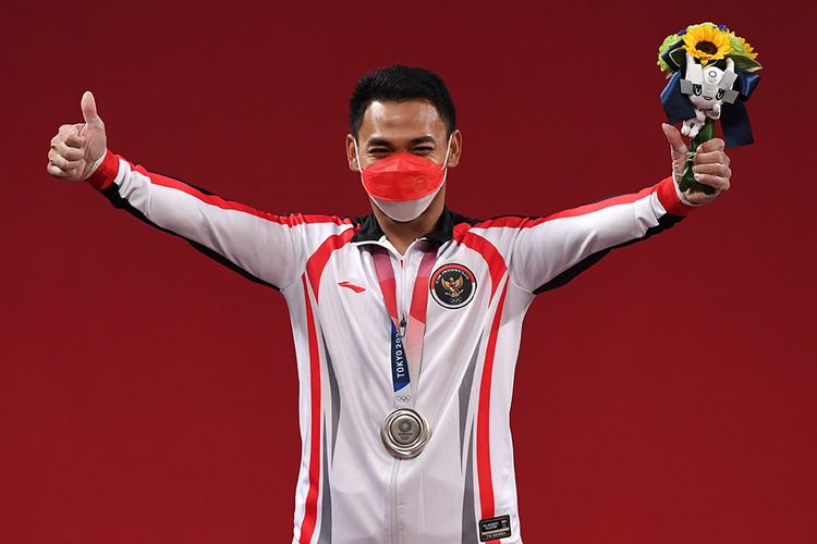 Selebrasi lifter Indonesia Eko Yuli Irawan sesuai meraih medali perak kelas 61 kg putra Grup A Olimpiade Tokyo 2020 di Tokyo International Forum, Tokyo, Jepang, Minggu (25/7/2021). Eko Yuli berhasil mempersembahkan medali perak dengan total angkatan 302 kg.