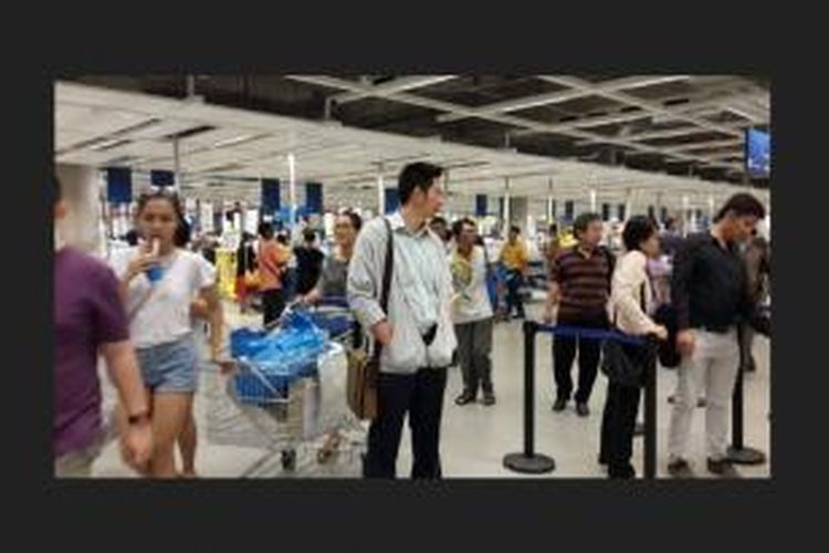 Sebanyak 17.000 orang mengunjungi gerai perabot rumah tangga di kawasan Alam Sutera, Tangerang, tersebut. Jumlah sebanyak itu terbagi dalam dua area, yakni toko IKEA sebanyak 11.000 orang, dan restoran IKEA mencapai 6.000 pengunjung.