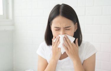 Ilustrasi penyebab sinusitis akibat asam lambung kronis.