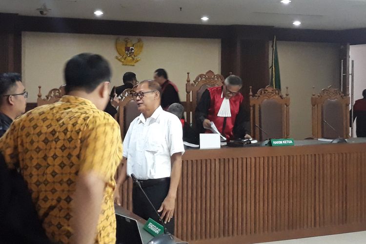 Mantan Kepala Biro Administrasi Umum dan Keuangan Universitas Udayana, Made Meregawa divonis 3 tahun penjara oleh majelis hakim pada Pengadilan Tindak Pidana Korupsi Jakarta, Rabu (9/1/2019).