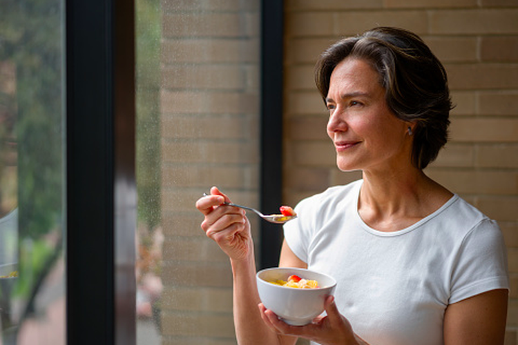 Ilustrasi sarapan. Ahli gizi mengungkap lima kebiasaan sederhana di pagi hari yang dapat membantu menjaga tubuh tetap sehat seiring bertambahnya usia.