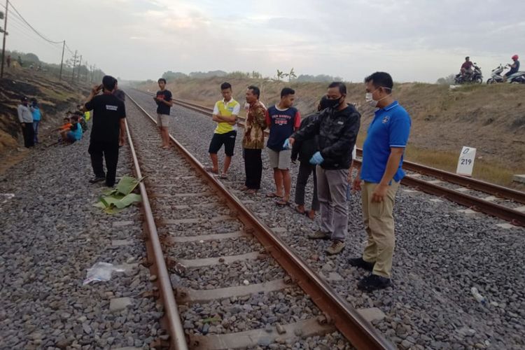 Diduga depresi  Feri Rohman (20) warga Desa Karangudi Kabupaten Ngawi ditemukan tewas  bunuh dri dengan minum carian racun dan ditemukan tewas ditengah rel kereta api.