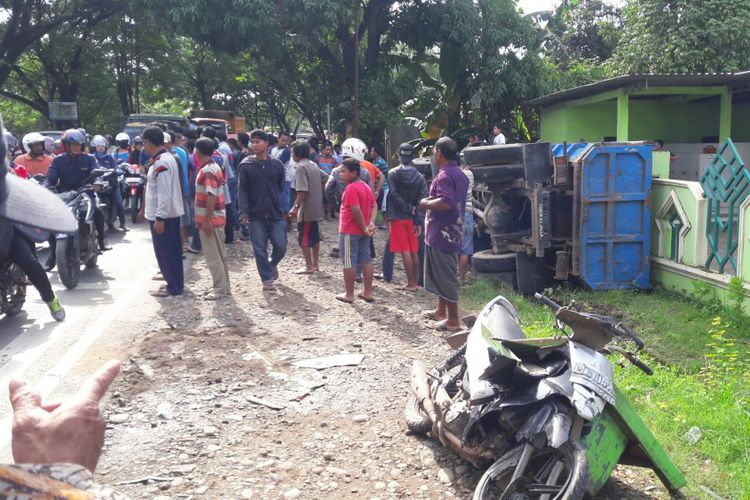 Suasana kecelakaan  lalu lintas di Jalur Trans Sulawesi Selatan, Kabupaten Gowa, Sulawesi Selatan yang melibatkan truk dengan sepeda motor, Selasa (2/1/2018).
