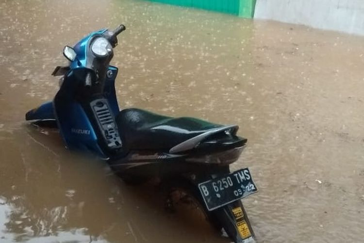 Banjir menggenangi Pondok Timur Indah, Bekasi, Rabu (1/1/2020) pagi. Sumber foto: warga.