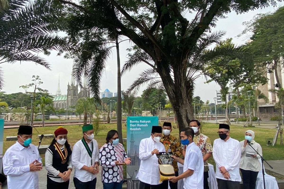 Masjid Istiqlal dan Gereja Katedral Jakarta bekerjasama untuk memberikan bantuan sosial bagi warga sekitar rumah ibadah yang terdampak pandemi Covid-19, Jumat (13/8/2021).