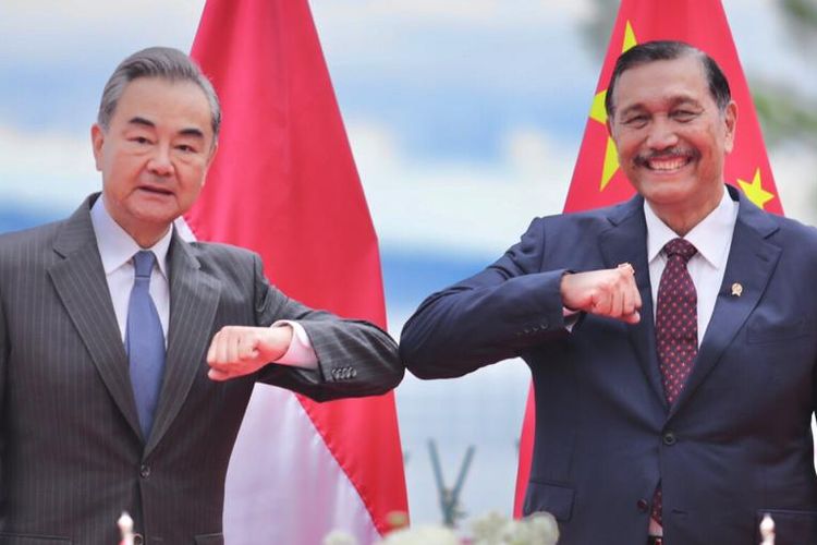 Coordinating Minister for Maritime Affairs and Investment Luhut Binsar Pandjaitan with Chinese Foreign Minister Wang Yi in Parapat, Sumatera, on Tuesday (12/1/2021).