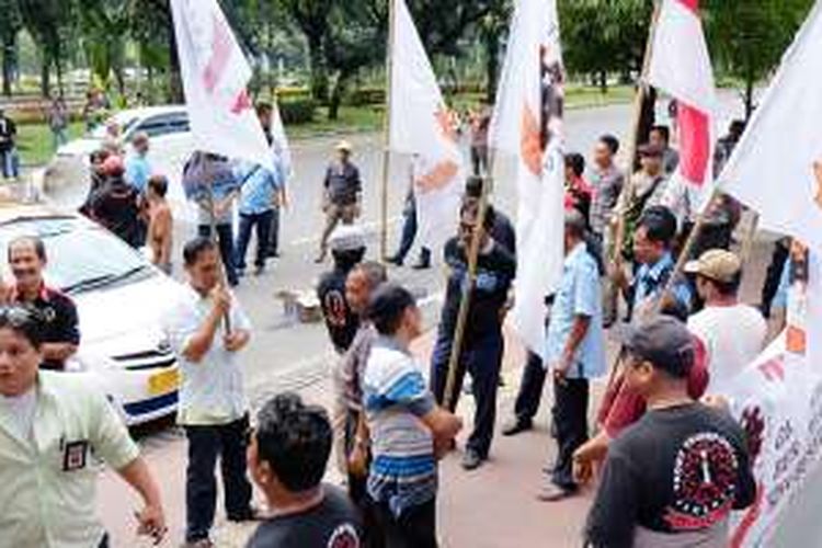 Unjuk rasa sopir taksi di depan kantor Kemenkominfo, Seasa (22/3/2016) menuntur blokir Uber dan GrabCar.