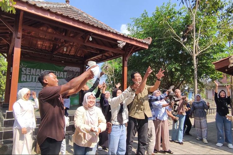 Jadi Syarat Menikah, Calon Pengantin di Trenggalek Wajib Lepas Sepasang Burung
