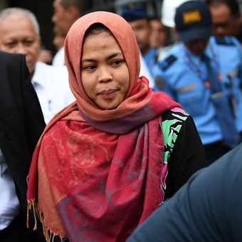 Siti Aisyah bersiap memberikan keterangan setibanya di Bandara Halim Perdanakusuma, Jakarta, Senin (11/3/2019). Siti Aisyah kembali ke Indonesia setelah dibebaskan oleh Pengadilan Tinggi Shah Alam, Malaysia karena jaksa mencabut dakwaan terhadap Aisyah terkait kasus dugaan pembunuhan Kim Jong-Nam . ANTARA FOTO/Wahyu Putro A/ama.