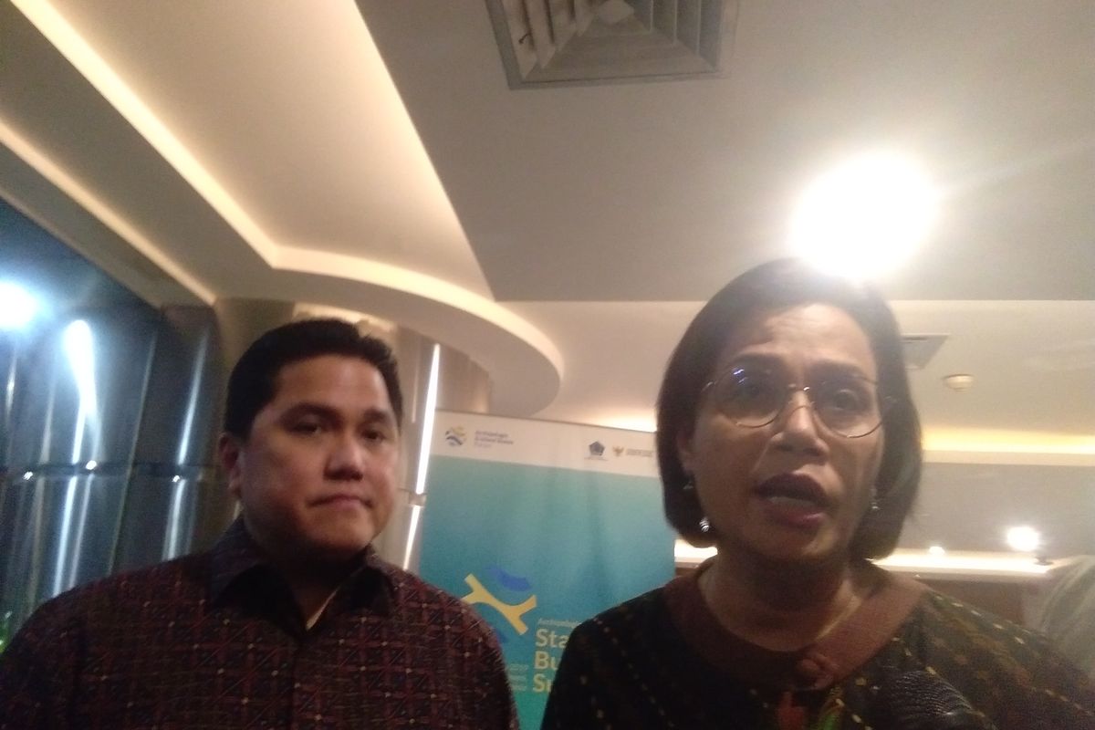 Menteri Keuangan Sri Mulyani Indrawati didampingi Menteri BUMN Erick Thohir di Kantor Kemenko Maritim, Jakarta, Senin (2/12/2019).