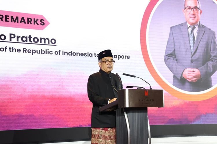 Duta Besar Indonesia untuk Singapura Suryo Pratomo membuka ASEAN Gala Night 2023 di Orchard Hotel, Singapura, Selasa (21/11/2023).