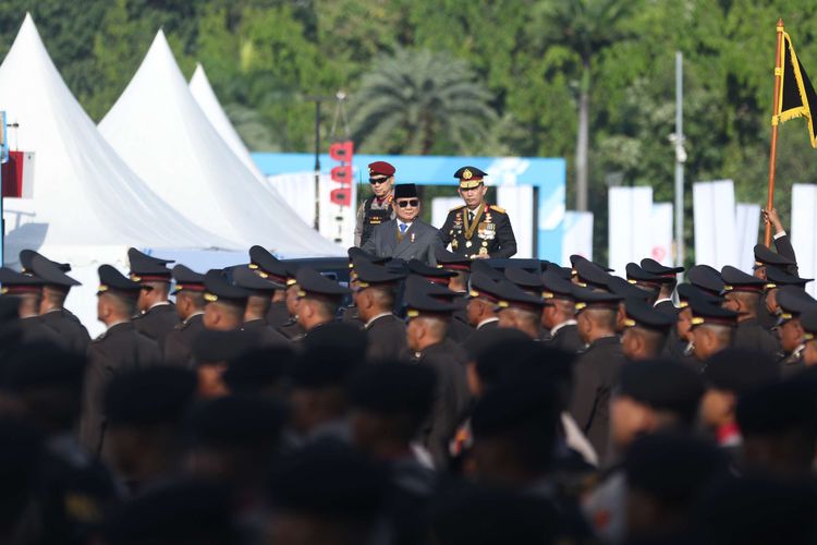 Presiden Republik Indonesia Prabowo Subianto memeriksa pasukan dalam acara Peringatan HUT ke-79 Bhayangkara di Silang Monas, Jakarta Pusat, Selasa (1/7/2025). Tema besar tahun ini mengusung slogan polri untuk masyarakat.