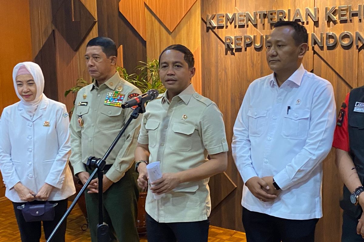 Menteri Kehutanan, Raja Juli Antoni, bersama Kepala BNPB dan BMKG menjelaskan terkait karhutla, Senin (13/10/2025). 